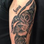 sol omuz üstüne yapılan bir aslan tattoo dövmesi exit tattoo da uygulanan bir dövme çalışması